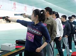 苏里南射击选手枪法了得，稳夺头筹！